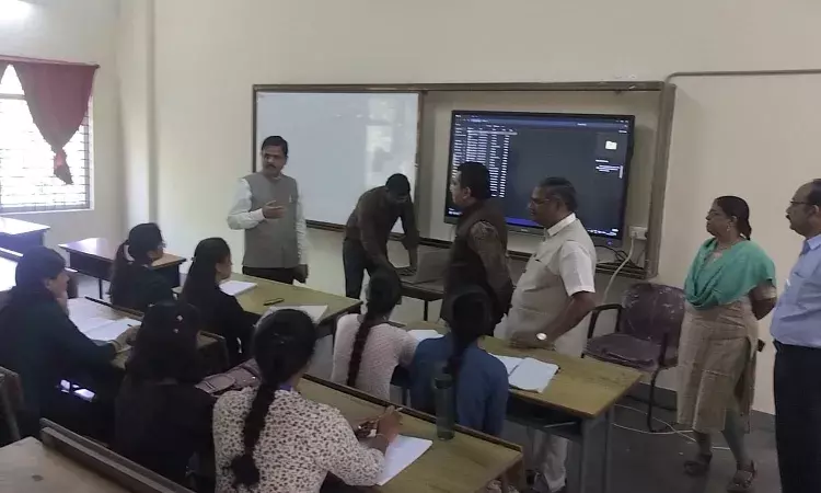 Osmania VCās surprise visit, checks faculty attendance, seeks student feedback on hostels, food Osmania VCās surprise visit, checks faculty attendance, seeks student feedback on hostels, food