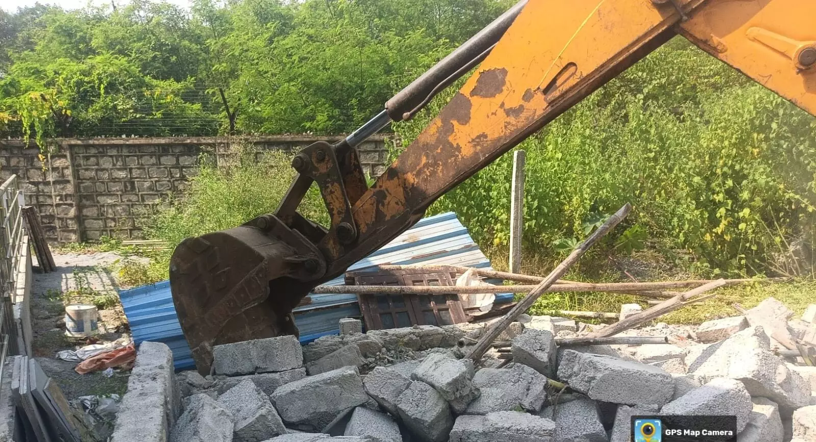 HYDRAA reclaims 450-sq-yd park land in Karmanghat; illegal structures cleared