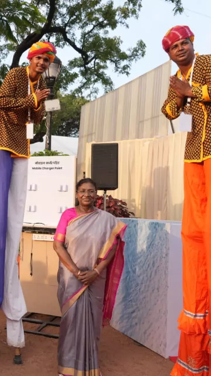 President Murmu Kicks Off 2nd Bharatiya Kala Mahotsav at Rashtrapati Nilayam, Showcasing Western Indiaās Cultural Legacy President Murmu Kicks Off 2nd Bharatiya Kala Mahotsav at Rashtrapati Nilayam, Showcasing Western Indiaās Cultural Legacy