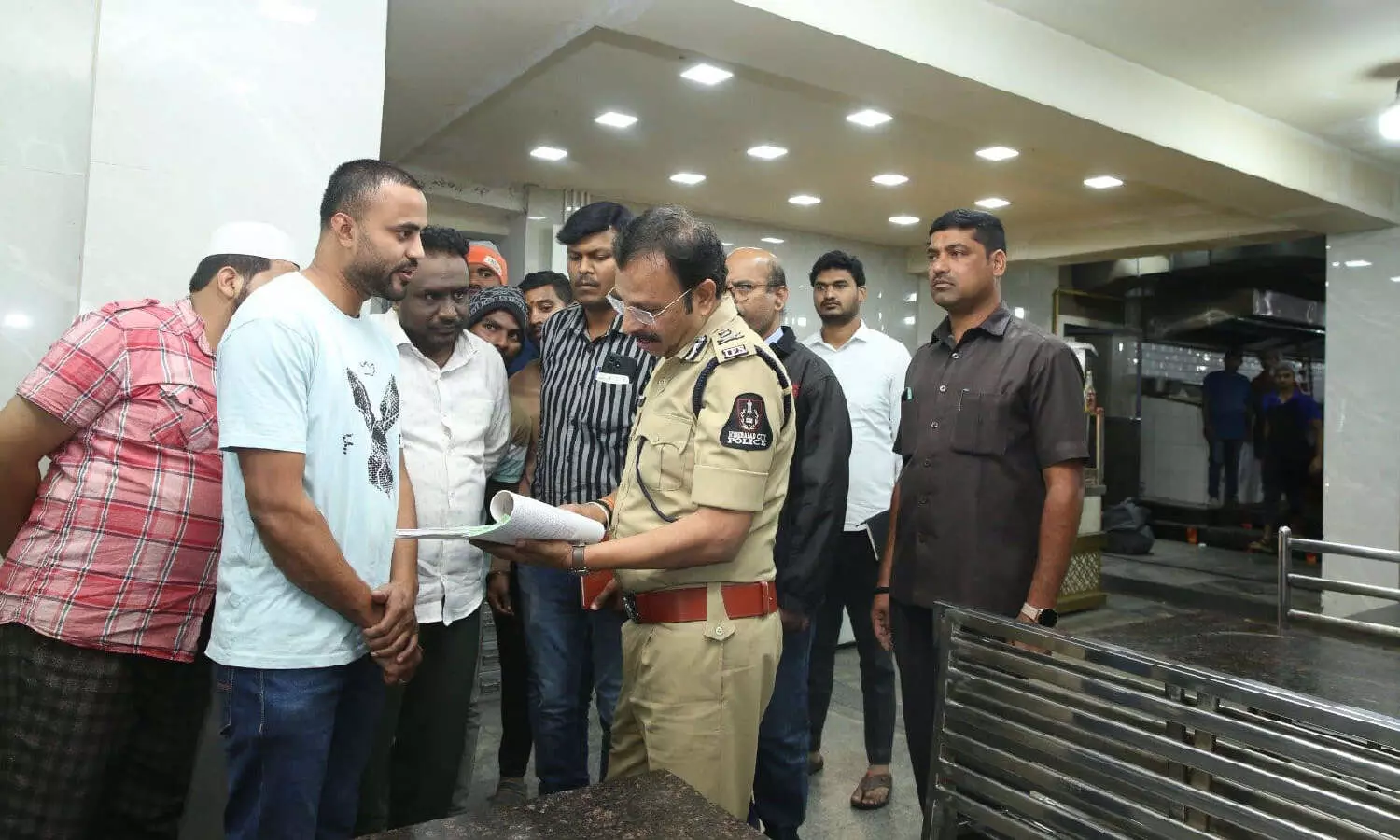 Hyderabad CP Sajjanar visits homes of rowdy-sheeters in midnight surprise checks in Tolichowki, Langar Houz Hyderabad CP Sajjanar visits homes of rowdy-sheeters in midnight surprise checks in Tolichowki, Langar Houz
