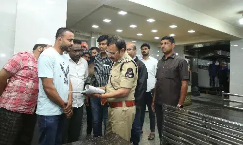 Hyderabad CP Sajjanar visits homes of rowdy-sheeters in midnight surprise checks in Tolichowki, Langar Houz