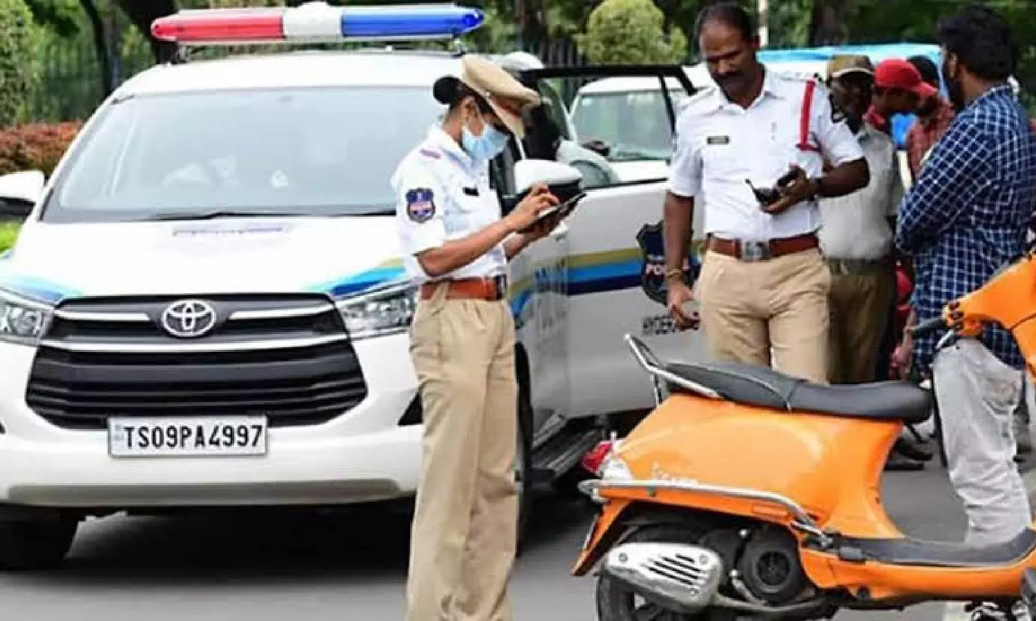Telangana HC seeks reply on legality of police collecting traffic challans on roadside Telangana HC seeks reply on legality of police collecting traffic challans on roadside