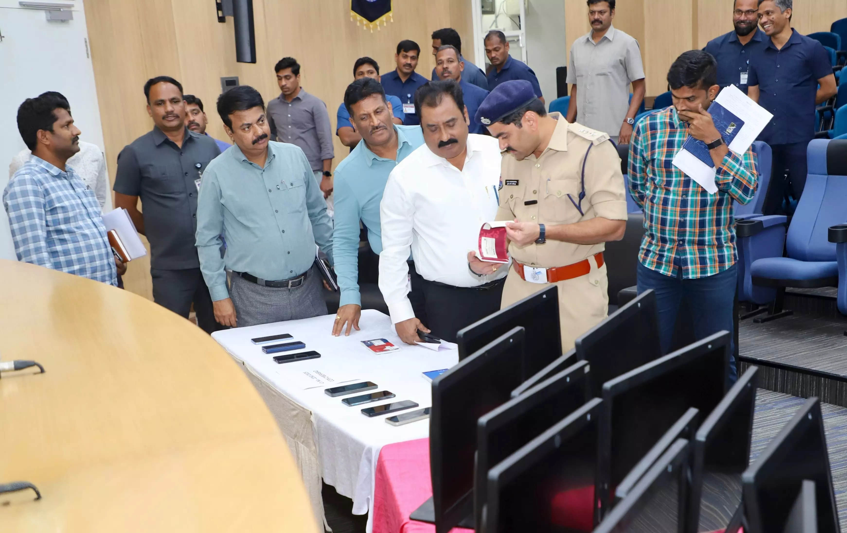 Cyberabad police bust interstate trading fraud gang; 6 arrested for supplying mule accounts, SIMs Cyberabad police bust interstate trading fraud gang; 6 arrested for supplying mule accounts, SIMs