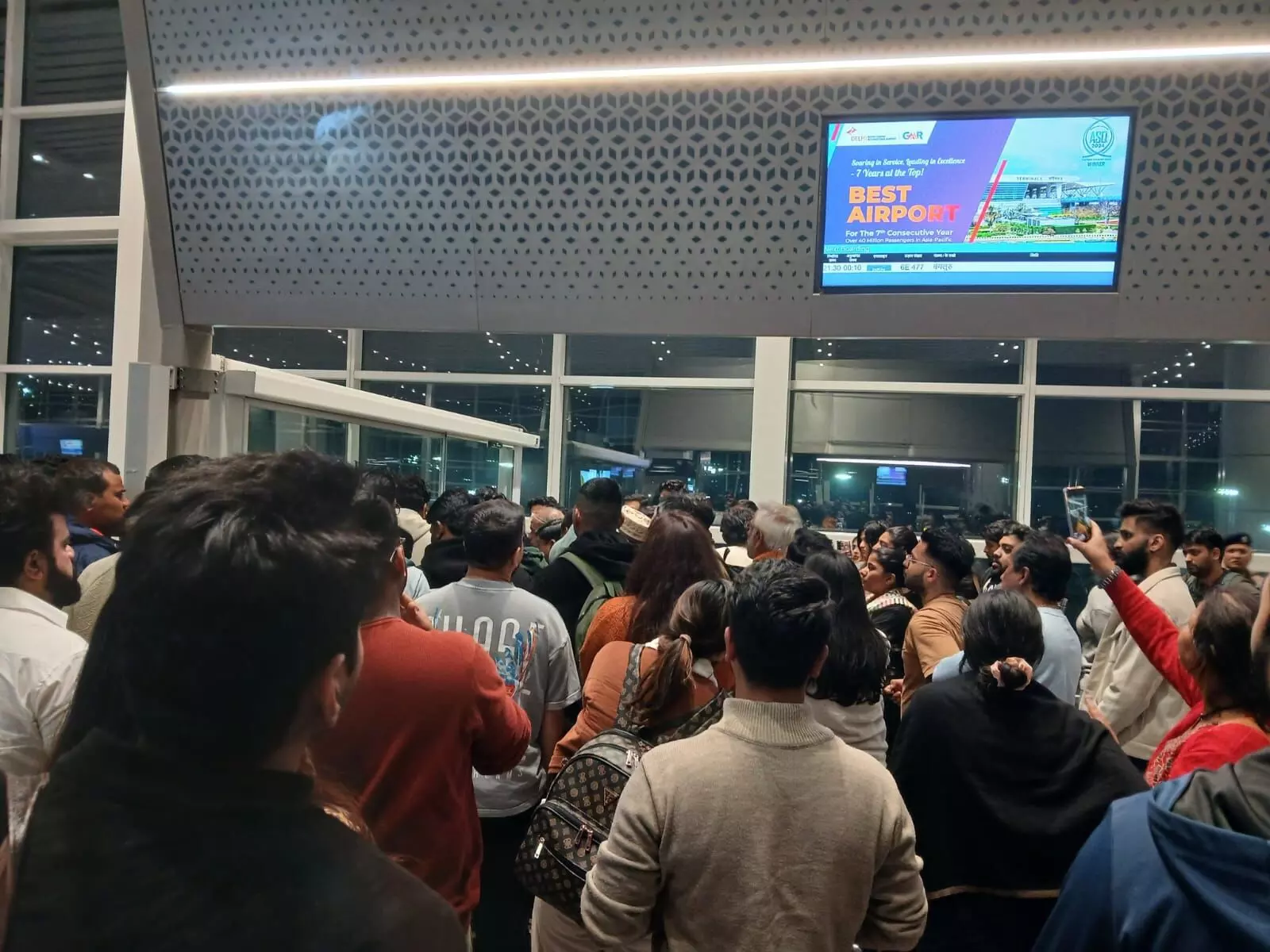 Tech glitches, crew shortage hit IndiGo; 70 flights cancelled across Bengaluru, Mumbai, Hyderabad Tech glitches, crew shortage hit IndiGo; 70 flights cancelled across Bengaluru, Mumbai, Hyderabad