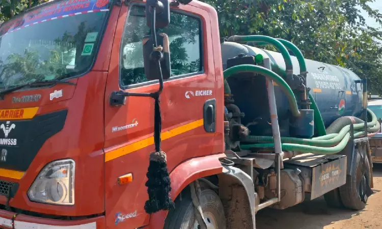 Private septic tanker caught near Osman Sagar; HMWSSB stops illegal waste dump attempt Private septic tanker caught near Osman Sagar; HMWSSB stops illegal waste dump attempt