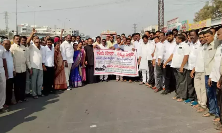 Hayathnagar locals protest after MBBS student killed crossing highway, Minister Komatireddy assures foot overbridge
