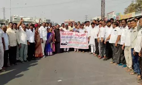 Hayathnagar locals protest after MBBS student killed crossing highway, Minister Komatireddy assures foot overbridge