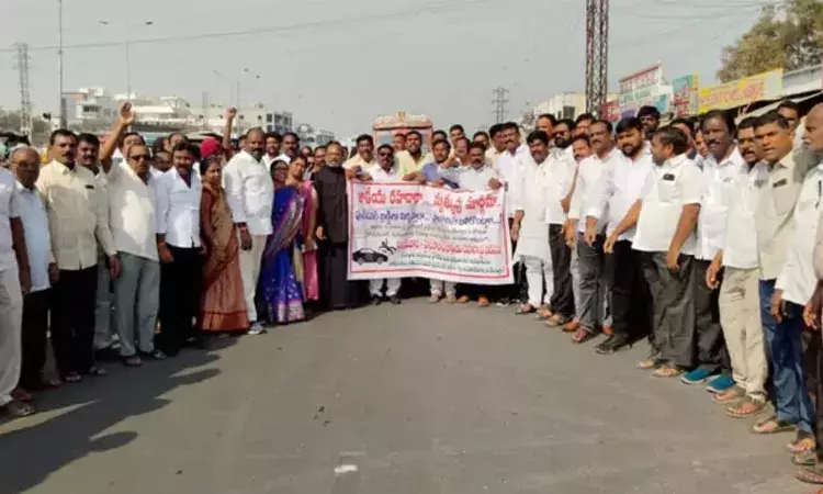Hayathnagar locals protest after MBBS student killed crossing highway, Minister Komatireddy assures foot overbridge