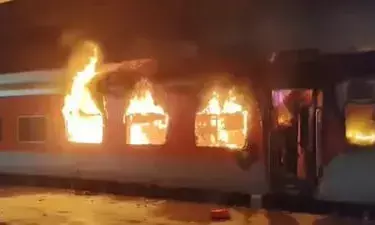Anakapalli: Passenger killed after fire breaks out on Tata–Ernakulam Express near Elamanchili