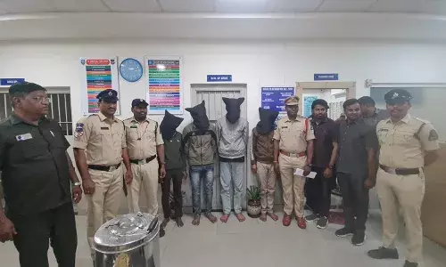 Inter-state ATM card fraud gang busted in Mehdipatnam; ā¹52,000, 89 cards seized Inter-state ATM card fraud gang busted in Mehdipatnam; ā¹52,000, 89 cards seized