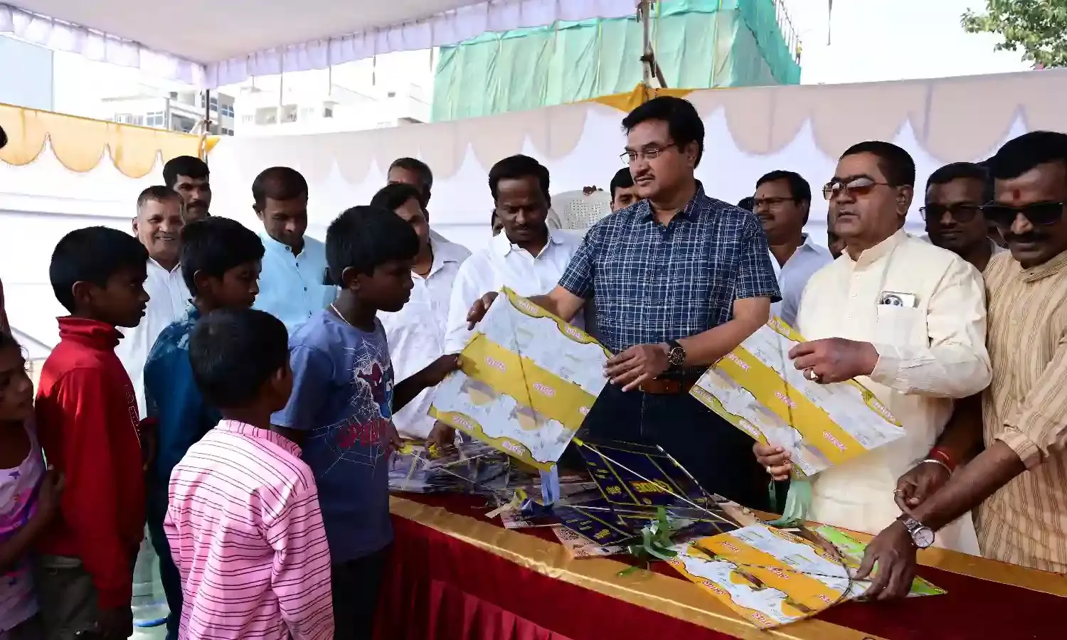Nallacheruvu’s restoration: Kukatpally residents celebrate kite festival at lake, HYDRAA chief joins