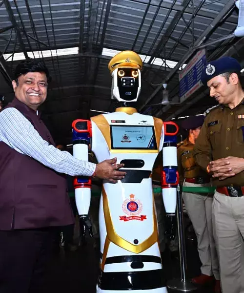 āASC Arjunā: In a first, Indian Railways deploys robot cop at Vizag station āASC Arjunā: In a first, Indian Railways deploys robot cop at Vizag station
