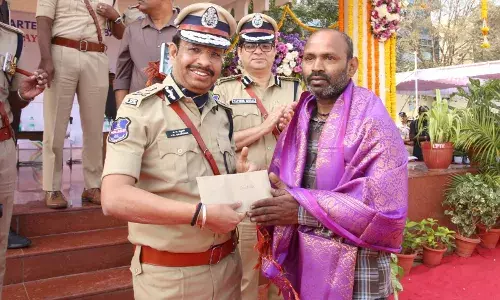 Nampally fire tragedy: Hyderabad CP Sajjanar honours good samaritan, condoles victims’ families
