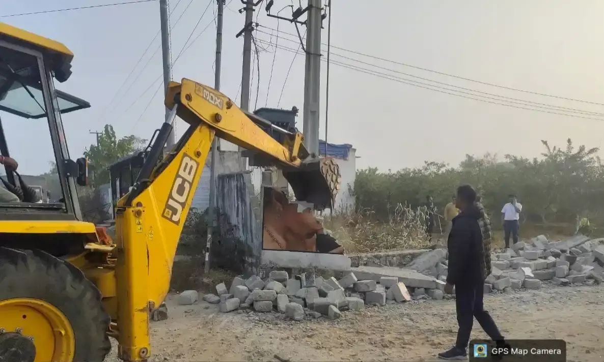 HYDRAA clears road encroachment at Kachavani Singaram in Malkajgiri, restores 40-ft public road