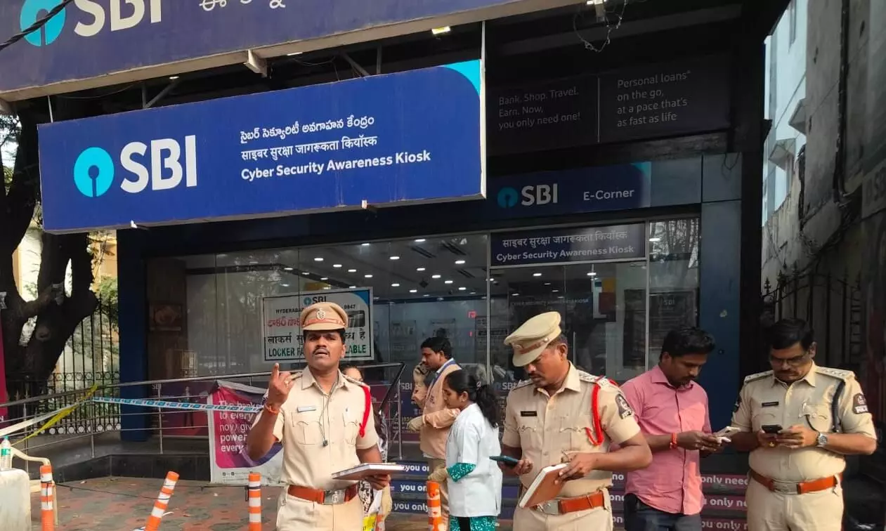 Hyderabad: Bike-borne robbers shoot at cloth merchant at Koti Bank Street; loot Rs 6L Hyderabad: Bike-borne robbers shoot at cloth merchant at Koti Bank Street; loot Rs 6L