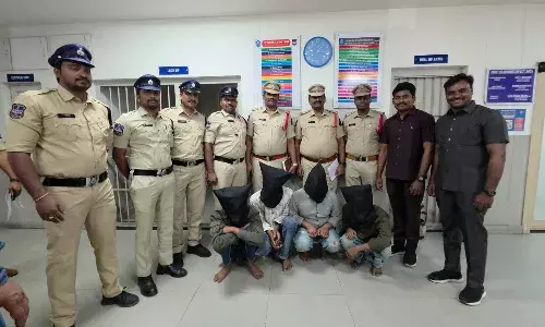 Cell phone snatching gang held in Mehdipatnam; 4 held, phones worth Rs 6 lakh seized
