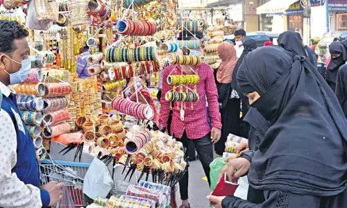 Sehri Shopping Returns: Telangana Revives āNight Bazaarā Tradition with 5 AM Extension Sehri Shopping Returns: Telangana Revives āNight Bazaarā Tradition with 5 AM Extension