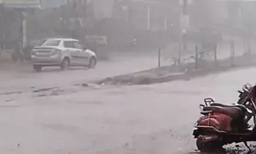 Hyderabad: Moderate showers lash city; people heave sigh of relief