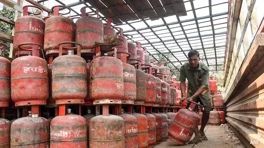 No LPG shortage in Telangana, enough stock for 6.97 lakh cylinders: Minister Uttam Kumar