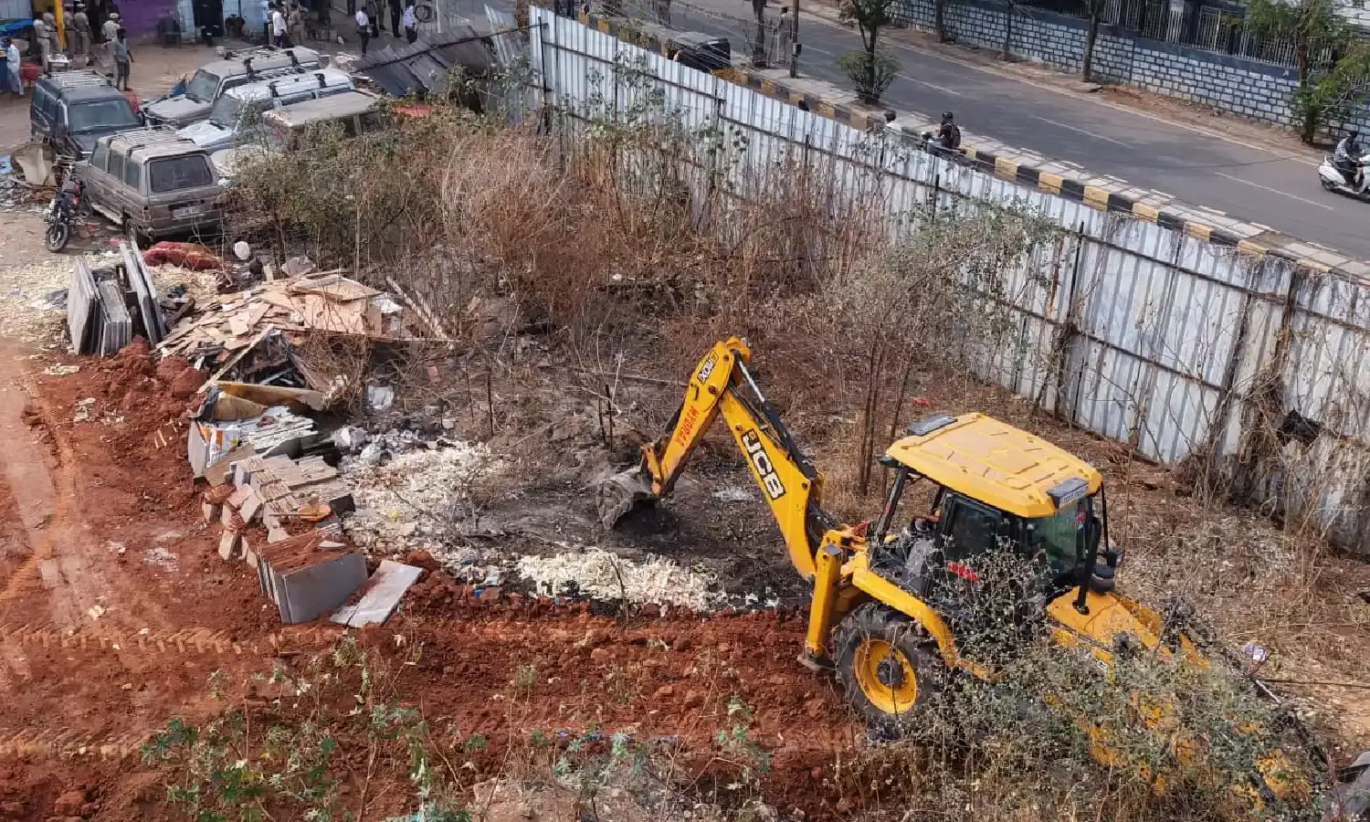 Four groups claim same land worth Rs 600 crore in Vengalrao Nagar, HYDRAA steps in and reclaims it