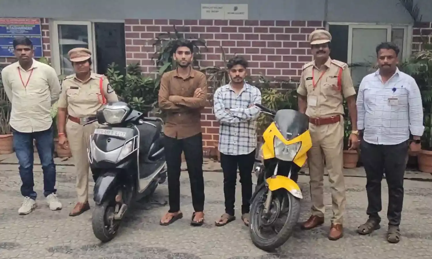 Hyderabad: Two youths arrested for dangerous bike stunts near Secretariat, Lumbini Park