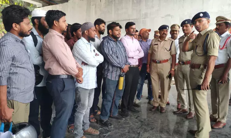 Hyderabad traffic police book 62 for using mobile phones while driving at Telangana Thalli junction Hyderabad traffic police book 62 for using mobile phones while driving at Telangana Thalli junction