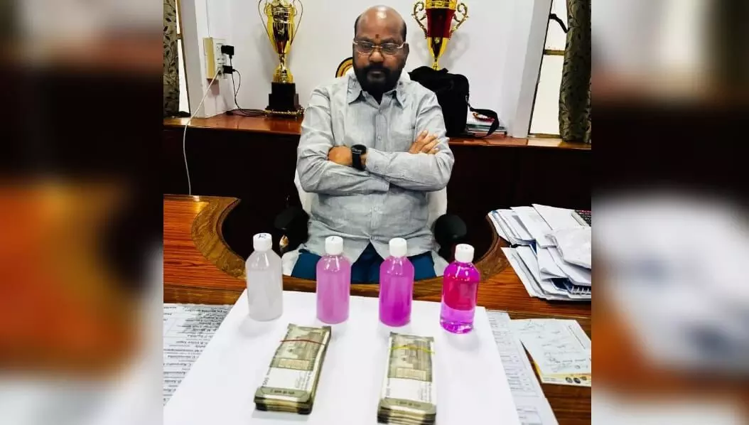 Associate Dean of PJTSAU Dr Goverdhan caught by ACB while accepting Rs 1 lakh bribe in Hyderabad Associate Dean of PJTSAU Dr Goverdhan caught by ACB while accepting Rs 1 lakh bribe in Hyderabad