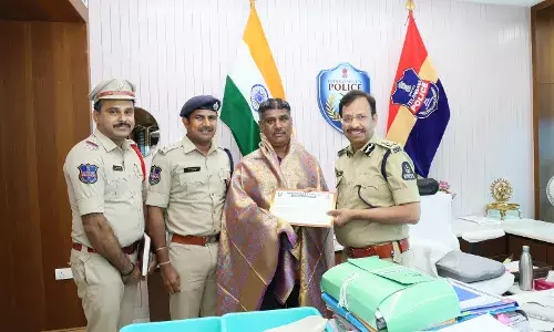 Hyderabad auto driver rams bike to stop chain snatcher in Begum Bazar, helps police arrest accused