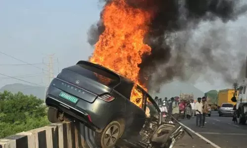 Four, including child, burnt alive as EV catches fire on Vijayawada West Bypass Four, including child, burnt alive as EV catches fire on Vijayawada West Bypass