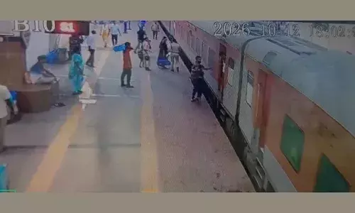 RPF constable saves father-daughter duo from being mowed by train at Kachiguda RPF constable saves father-daughter duo from being mowed by train at Kachiguda