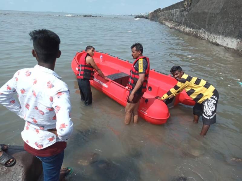 High tide kills couple at Bandra Bandstand in Mumbai