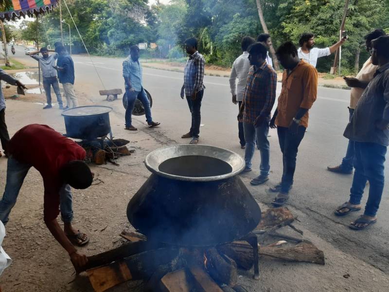 OU students in support of the RTC employees conduct Vanta Vaarpu ( Cook on the road) in protest