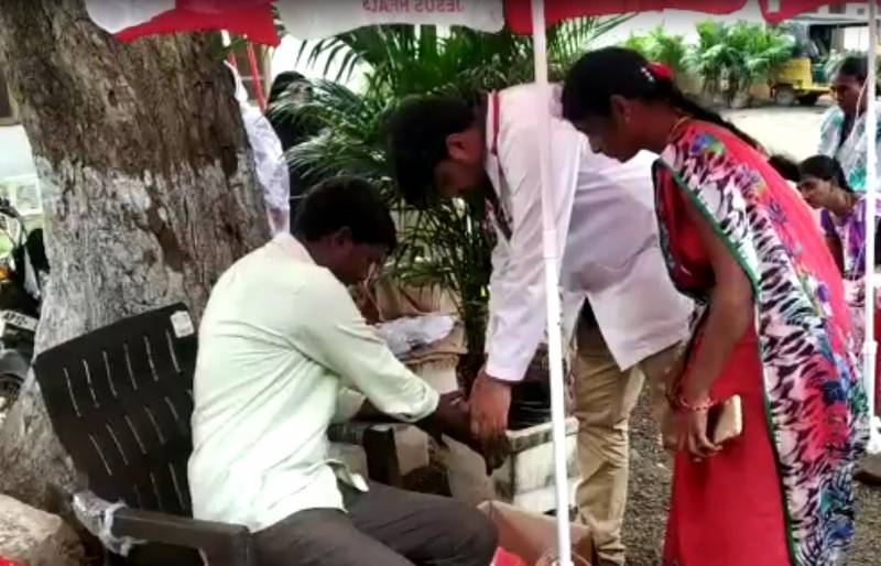 Dengue patients treated under umbrella in vikarabad