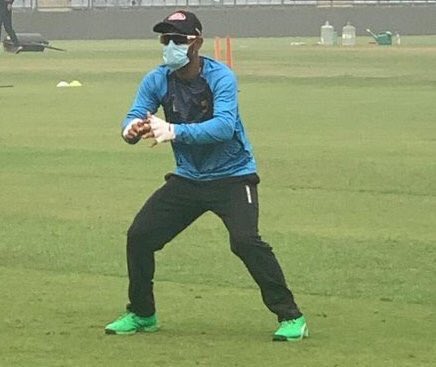 T-20 match,due to pollution, cricketers wear mask