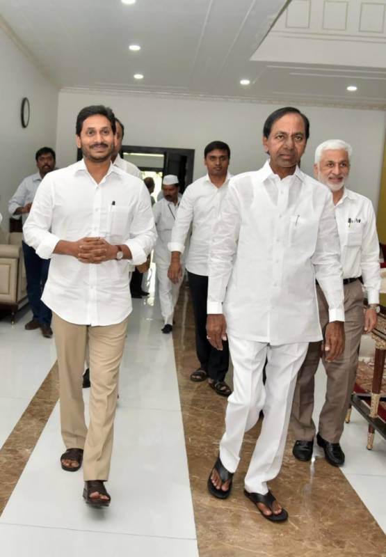 KCR and Jagan meet at Pragathi Bhavan