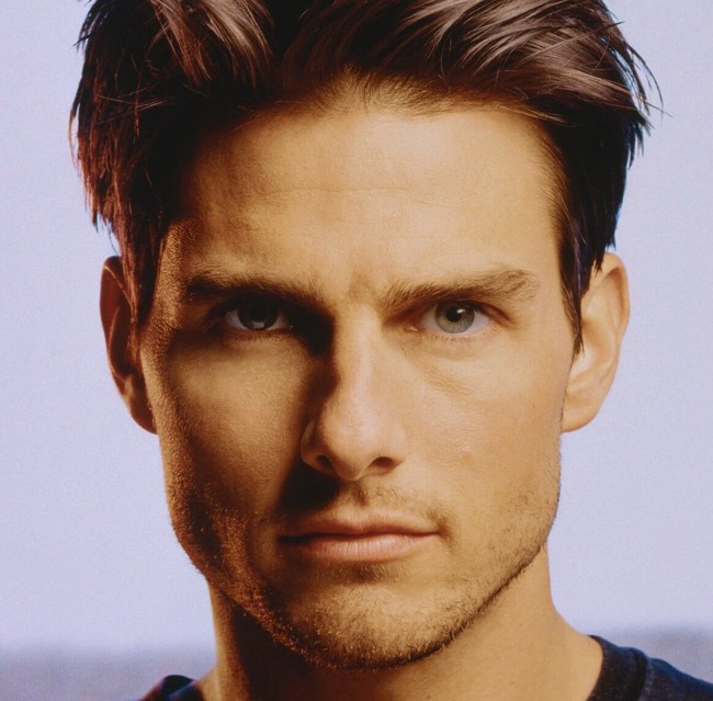 what is tom cruise eye color