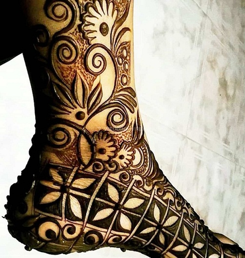 Elegant Arabic Mehandi For Feet