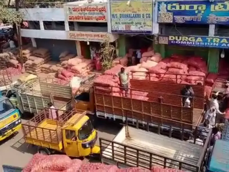 Malkapet vegetable traders’ protest, demand screening of drivers from Maharashtra