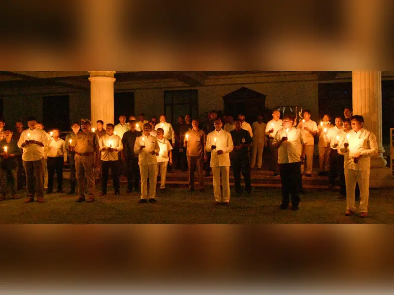 KCR holding candles