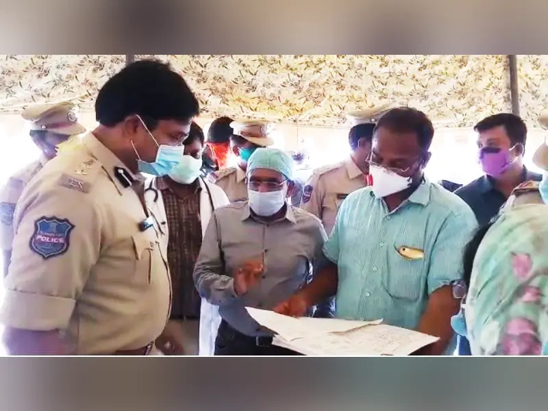 Nalgonda SP rushes to help stranded people from Andhra Pradesh get home