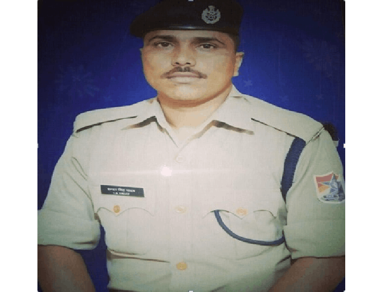 Railway cop runs behind moving train to deliver milk to 4 month-old, rewarded Railway cop runs behind moving train to deliver milk to 4 month-old, rewarded