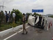 AP minister’s escort vehicle overturns, APSP head constable dies