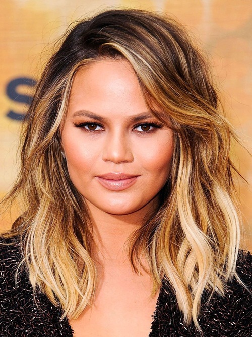 10 Women's Hairstyles To Hide That Double Chin