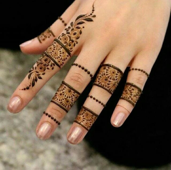 I love this pose of hands😍especially when I see the nail artists use ,I  always wanted to… | Mehndi designs for fingers, Latest mehndi designs,  Finger henna designs