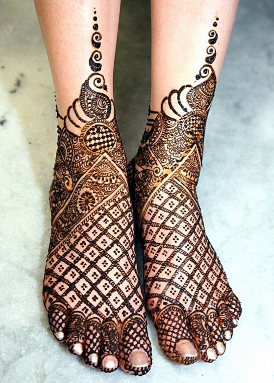 Inventive Circle Leg Arabic Mehndi Designs on both feet - Leg Arabic Mehndi  Designs - Arabic Mehndi - Crayon