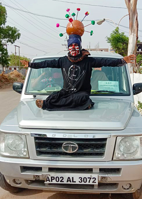 Dasari Ramanjineyulu Dons Colourful Costumes And Conducts Role Plays In Villages, Replicating Scenes From Daily Life, Through Which He Spreads Awareness On Covid 19 (2)