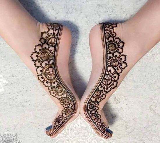 Elegant Mehndi Design On Sides Of Feet