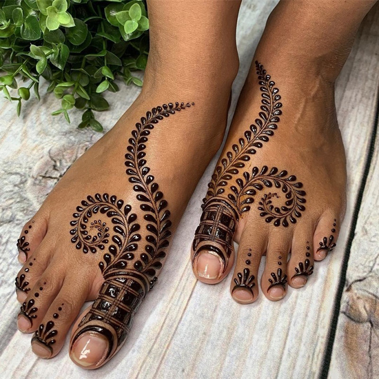 Stylish Mehndi Design on Foot