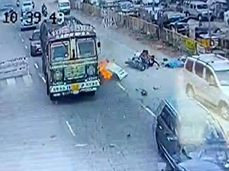 1 dead, 6 injured as speeding car rams vehicles at traffic junction at Choutuppal 1 dead, 6 injured as speeding car rams vehicles at traffic junction at Choutuppal