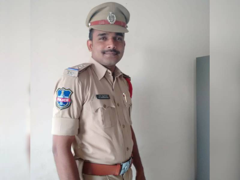 Gandhinagar SI caught red-handed by ACB while taking bribe Gandhinagar SI caught red-handed by ACB while taking bribe